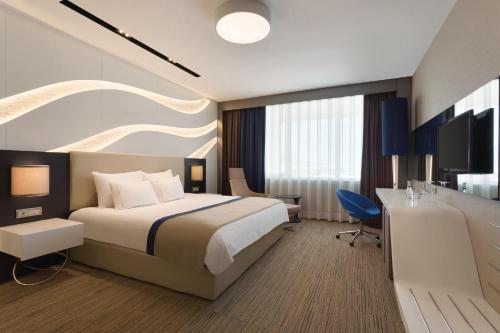Et værelse på Ramada Hotel & Suites by Wyndham Izmir Kemalpasa