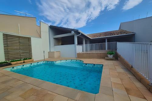 una piscina nel cortile di una casa di Refúgio Urbano Piscina, Churrasqueira e Conforto a Presidente Prudente
