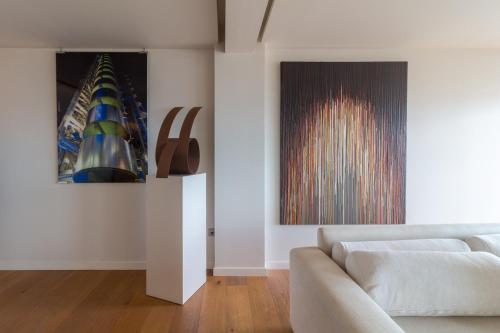 Una sala de estar con un sofá y un cuadro. en Extra Luxurious Apartment on the Beachfront., en Salinetas