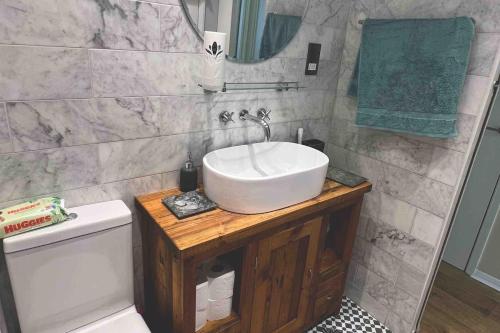 a bathroom with a sink and a toilet at Beautiful 1 Bedroom Flat Close to the City Centre in London