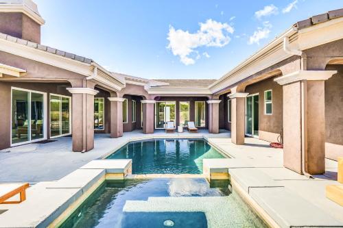 Bazén v ubytování Your Relaxing Getaway Private Villa with Pool & Spa nebo v jeho okolí