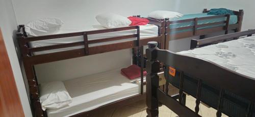 two bunk beds in a room withthritisthritisthritisccess at Casa 2 Quartos parte superior espaço inteiro in Indaiatuba