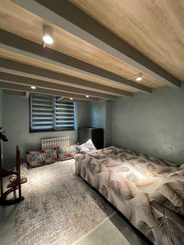 Un dormitorio con una cama grande en una habitación. en BOULEVARD REST apartments, en Tashkent