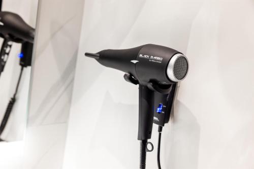 a microphone on a tripod next to a wall at NH Leipzig Messe in Leipzig