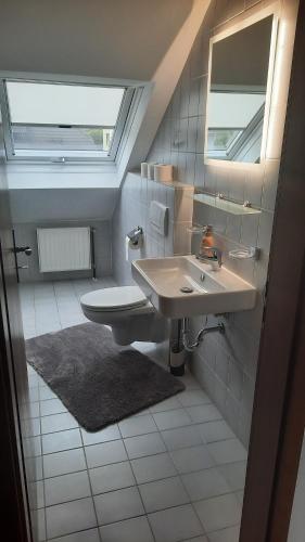 Un baño de Dachgeschosswohnung in Künzell