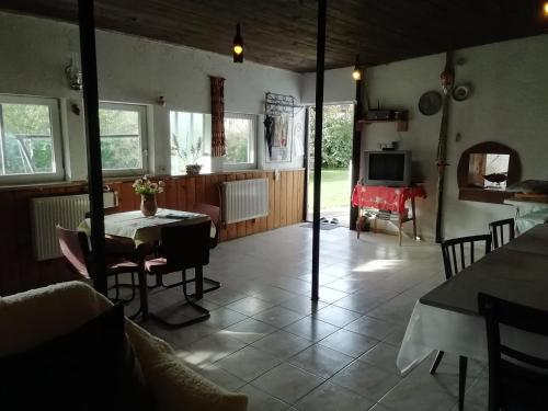 a kitchen and dining room with a table and chairs at Mi-Ri Balance vendégház in Szinpetri