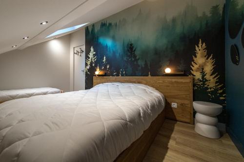 Postel nebo postele na pokoji v ubytování Legendary ski & cycling 4 to 6 guest getaway