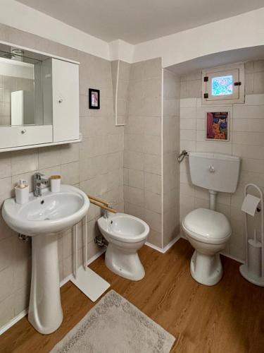 un baño con lavabo e inodoro en Ginetta House, en Ordona