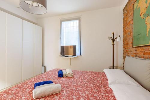 a bedroom with a bed with two towels on it at Via Morelli A e B - 2 Camere con bagno privato, soggiorno e cucina in comune in Pero