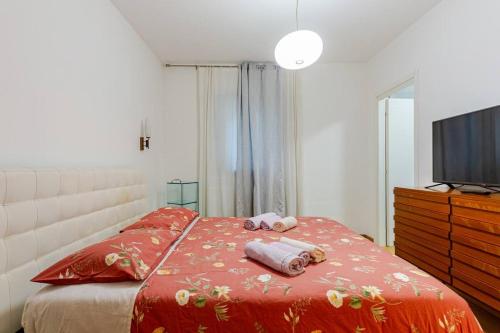 a bedroom with a bed with two towels on it at Via Morelli A e B - 2 Camere con bagno privato, soggiorno e cucina in comune in Pero
