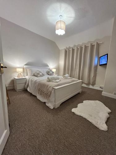 Una cama o camas en una habitación de Cosy stylish house West Hull