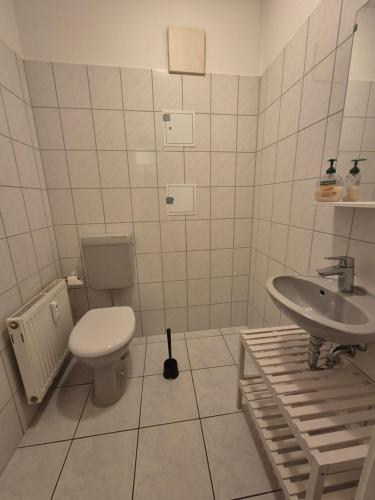 un baño con inodoro y lavabo en Monteurredsidenz Wismar - grosartig aufzeit, en Wismar