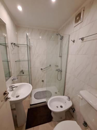 a bathroom with a shower and a toilet and a sink at Monoambiente en Mar del Plata in Mar del Plata