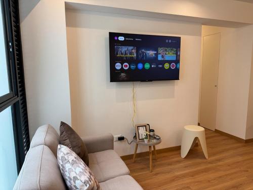 リマにあるTyB apartmentのソファと薄型テレビのあるリビングルーム