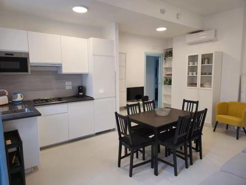 a kitchen and dining room with a table and chairs at Casa Perla in Gaeta