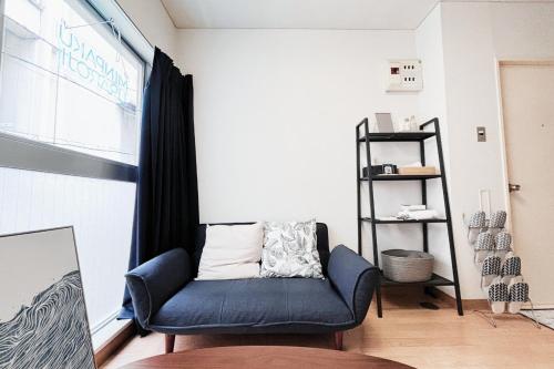 Χώρος καθιστικού στο Vacation Rental -裏路地- 202 青い部屋 古馬場町