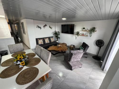 ein Wohnzimmer mit Tisch und Couch in der Unterkunft Casa Hotel Anturio in Montenegro