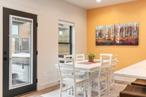 Gambar di galeri bagi Vibrant Home with Hot Tub AC & 2 Car Garage di Driggs