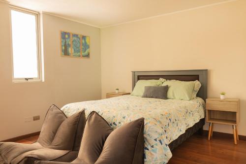 a bedroom with a bed and a couch at Comodo Depto Home Estudio IV in Santiago