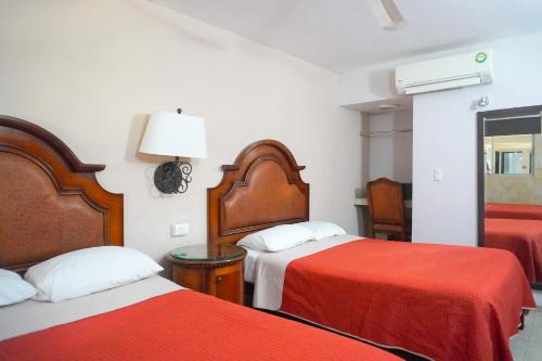 Postel nebo postele na pokoji v ubytování Hotel Colonial Cancun