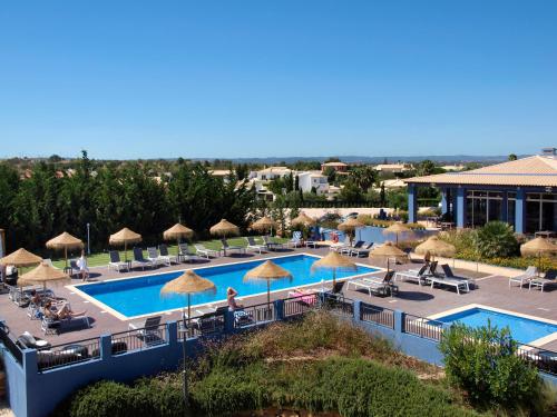 Bazén v ubytování Aldeia Azul Resort nebo v jeho okolí