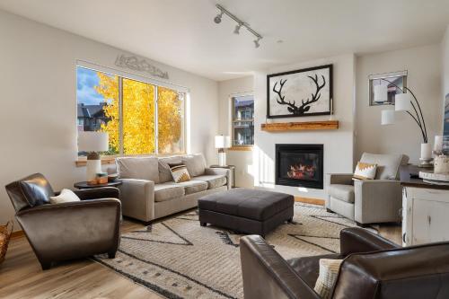 Una sala de estar con muebles y chimenea. en Trailhead Lodge 621 condo, en Winter Park
