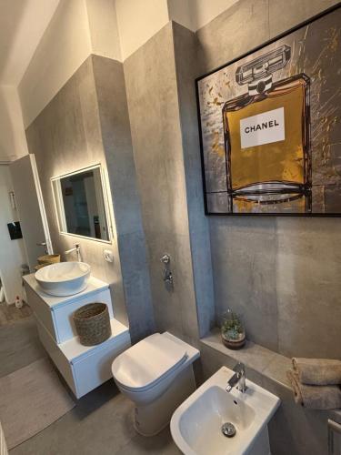 a bathroom with a toilet and a sink at NEW Brenta 10 minutes To Duomo M3-15 minutes to Linate - Full furnished APT with AC, Wi-fi and more in Milan