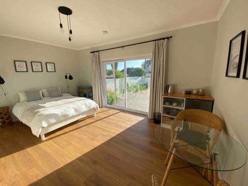 Llit o llits en una habitació de Leon's Seaview