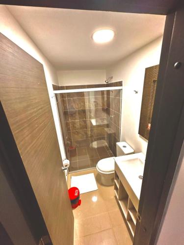 Un baño de Hotel Lleras Express