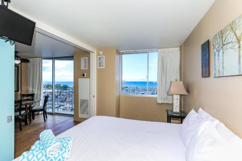 ホノルルにあるIlikai Marina 984のベッドがあり海が見える寝室