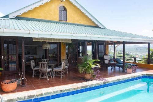 una casa con patio e piscina di Villa Sunset a Gros Islet