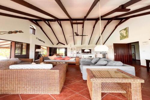 un soggiorno con divani e tavoli in una stanza di Villa Sunset a Gros Islet
