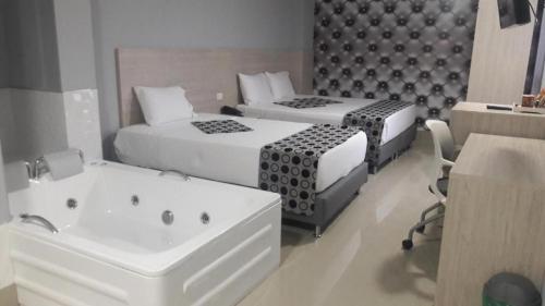 Una cama o camas en una habitación de Hotel Lleras Express