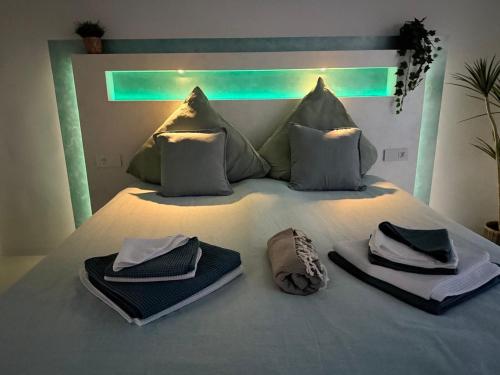ein Schlafzimmer mit einem Bett mit Handtüchern und Kissen in der Unterkunft Villa Mirasol - mountain-, sea view, roof terrace, private pool in Mutxamel