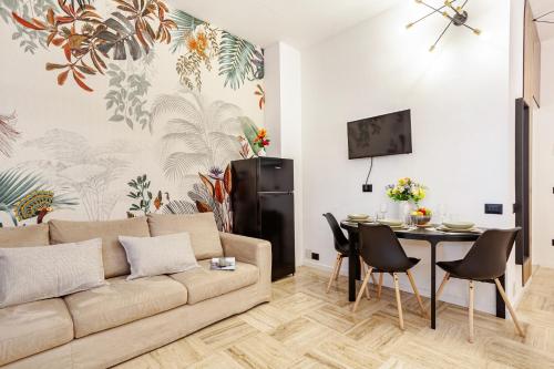 贝加莫Appartamento in Centro, 5 minuti dalla Stazione的客厅里有一张沙发和一张桌子。