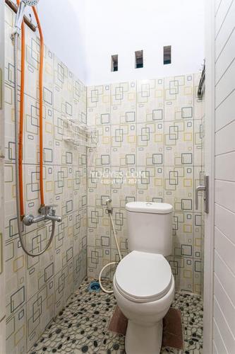 a bathroom with a toilet and a shower at Dalem Malioboro Homestay in Ngabean