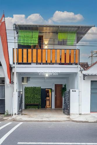 a building with a balcony on top of it at Dalem Malioboro Homestay in Ngabean