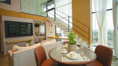 a dining room with a table and chairs at Dovle Branded Residences by HMS in Panama City