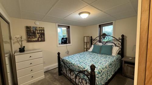 ein Schlafzimmer mit einem Bett und einer Kommode in der Unterkunft Vintage 2 bedroom close to downtown and river walk in Slaterville