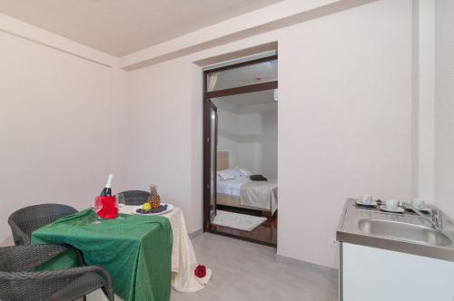 ครัวหรือมุมครัวของ Luxury Rooms Near the Beach1