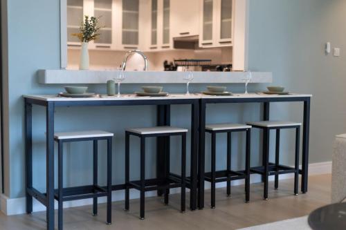 Η κουζίνα ή μικρή κουζίνα στο BLVD Arthouse - Burj View, Poo,l Gym, and Private Cinema 2BR