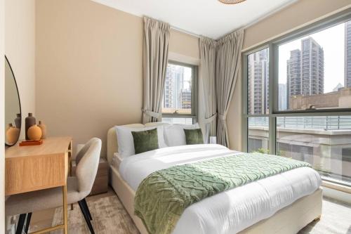 Ένα ή περισσότερα κρεβάτια σε δωμάτιο στο BLVD Arthouse - Burj View, Poo,l Gym, and Private Cinema 2BR