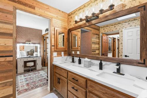 Story Time Hot Tub Game Room EV Charger Back Up Generator Mountain Luxury في بيغ بير لاكي: حمام به مغسلتين ومرآة