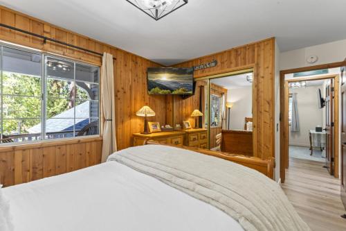 Story Time Hot Tub Game Room EV Charger Back Up Generator Mountain Luxury في بيغ بير لاكي: غرفة نوم بها سرير ونافذة كبيرة