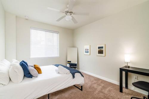Una cama o camas en una habitación de Stylish 1 BR APT