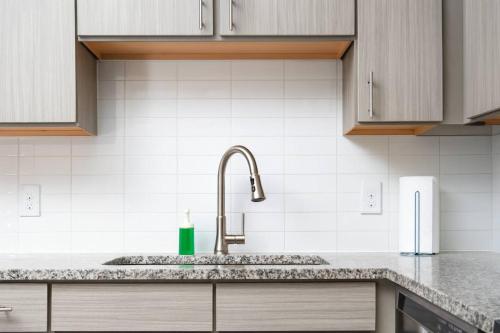 Una cocina o cocineta en Stylish 1 BR APT