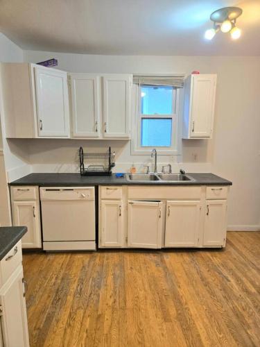 Kuchyň nebo kuchyňský kout v ubytování Gray Sage House