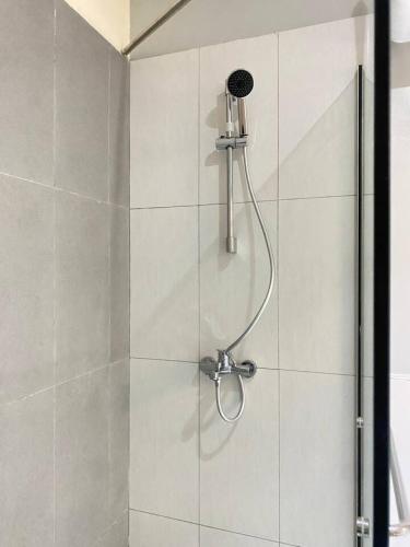 um chuveiro com chuveiro em um banheiro em 1 Bedroom Apt Sabolak Suite Sapphire em Ikate