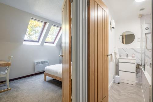 Chestertonにある1Bed Central Apt With Parkingのシャワー、洗面台、鏡を備えたバスルーム