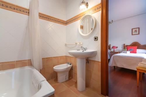 une salle de bains avec lavabo, baignoire et toilettes dans l'établissement Casa Rural La Venta, à Iruz